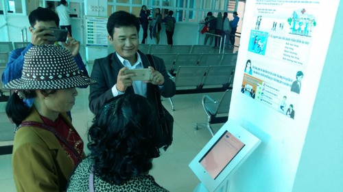 广治省举行“民众通过手机给公共服务质量打分”项目开展研讨会 - ảnh 1