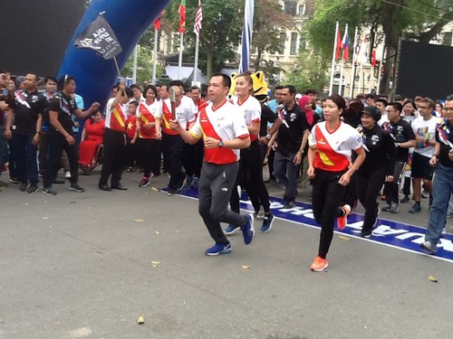 越南举办响应第29届东南亚运动会和第9届东南亚残疾人运动会的接力跑活动 - ảnh 1
