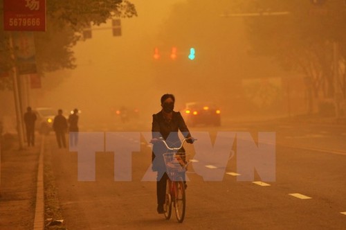 中国北部地区城市遭沙尘笼罩 - ảnh 1