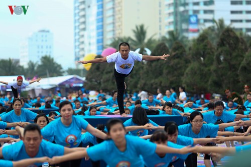 第三次国际瑜伽日响应活动在越南各地举行 - ảnh 1