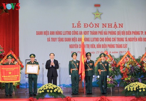 陈大光出席海防市边防部队人民武装力量英雄单位称号颁授仪式 - ảnh 1