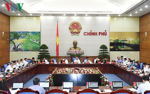 越南政府工作例会：8月继续好转 经济社会指标良好 - ảnh 1