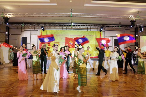 越南国庆72周年和越老建交55周年纪念活动在芹苴市和老挝万象举行 - ảnh 1