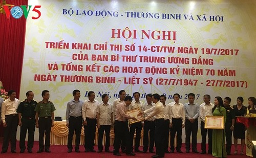 越南党和政府继续关心完善为国立功者政策 - ảnh 1