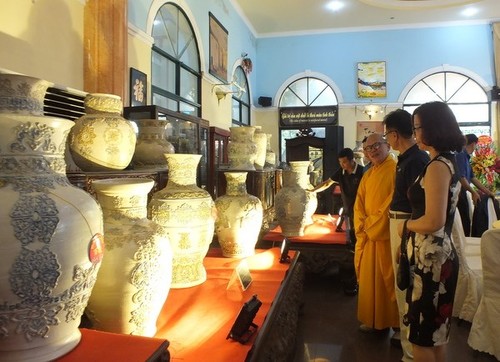 浮雕越南传统花纹的陶瓷百瓶创越南纪录 - ảnh 1