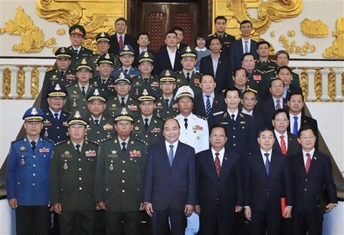 越南政府总理阮春福会见柬埔寨和老挝国防部长 - ảnh 1