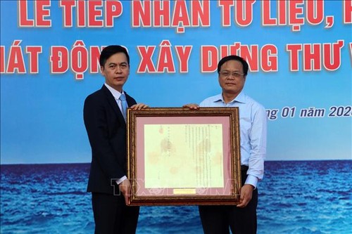 岘港接收证明黄沙群岛归属越南的资料和实物 - ảnh 1