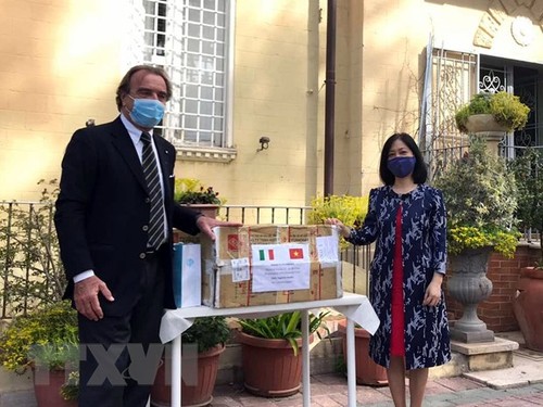 越南驻意大利大使馆与所在国携手抗击流行病 - ảnh 1