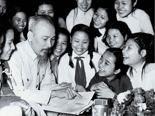 胡志明主席把一生献给越南党、民族、人民以及国际友人的革命事业 - ảnh 1