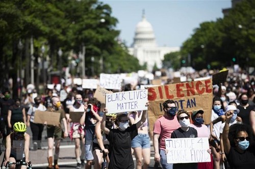 美国反种族歧视抗议活动发生后出现的问题 - ảnh 1