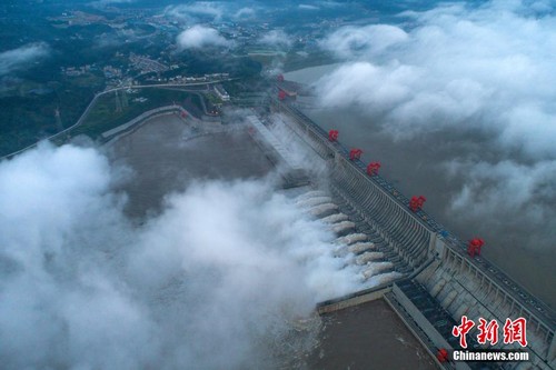 中国三峡枢纽开启11孔泄洪  - ảnh 1