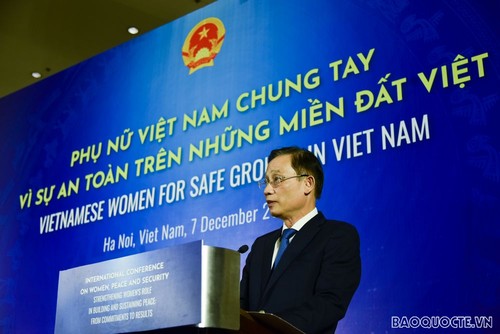 “为了全国的安全 越南妇女携起手来”摄影展在河内举行 - ảnh 2