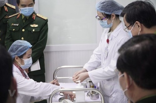 越南开始注射剂量为25微克的第二针新冠疫苗 - ảnh 1