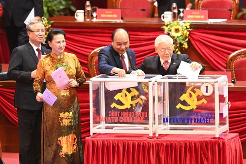 越共十三大代表投票选举越共第十三届中央委员会 - ảnh 1