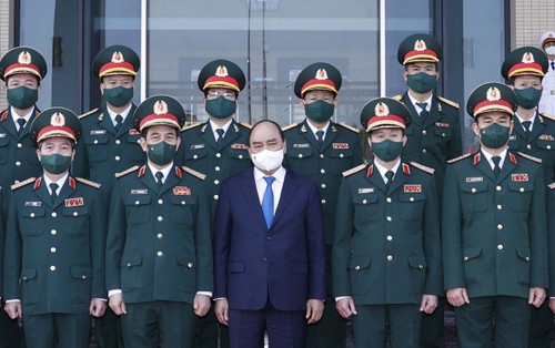 阮春福主席：政治军官学校要继续成为国防军事任务以及军队建设的核心力量 - ảnh 1
