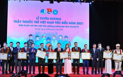 2021年越南优秀青年医生表彰会 - ảnh 1