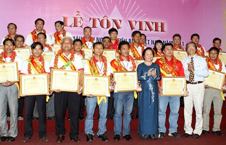 Voluntary blood donors honoured in World Blood Donor Day  - ảnh 1
