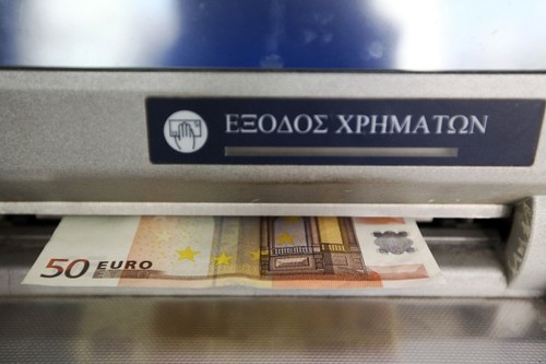 Greeks rush to withdraw savings - ảnh 1