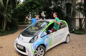 First electric car journey around the globe arrives in Vietnam - ảnh 1