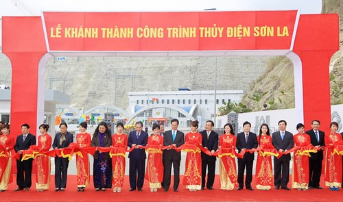 PM Dung participates at the opening ceremony of Son La hydro power plant - ảnh 1