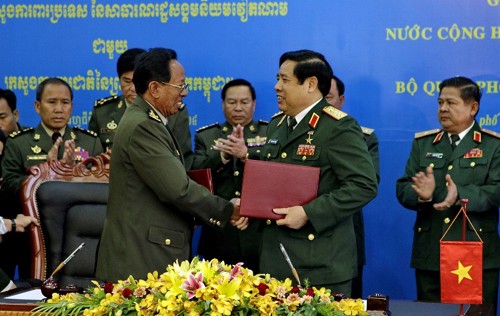Vietnam, Cambodia to enhance national defense cooperation - ảnh 1