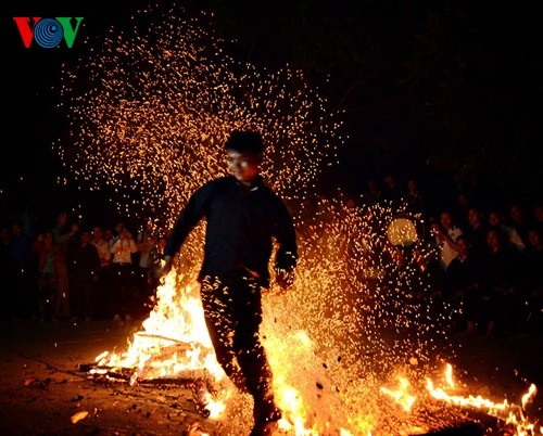 Barefoot Dao men dance on red hot charcoals - ảnh 4