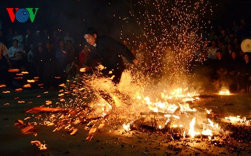 Barefoot Dao men dance on red hot charcoals - ảnh 7