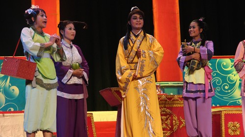 Cai Luong (reformed opera) entertains young audience - ảnh 1