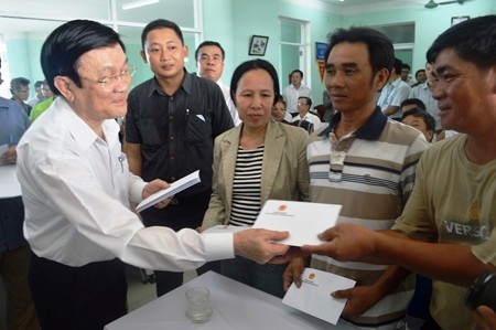 President Truong Tan Sang visits fishermen, coast guard and fisheries surveillance forces in Da Nang - ảnh 1