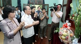 Party, State leaders pay tribute to President Ho Chi Minh - ảnh 1