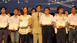Students, young researchers awarded Odon Vallet scholarships - ảnh 1