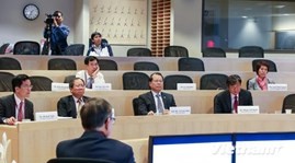 Deputy PM Vu Van Ninh meets Harvard scholars - ảnh 1