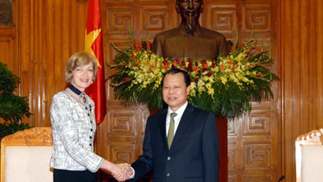 Deputy PM Ninh receives London Lord Mayor - ảnh 1