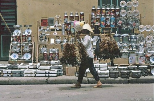 Hanoi city streets in the post-subsidy period  - ảnh 1