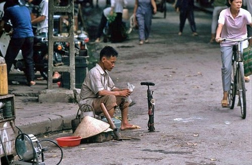 Hanoi city streets in the post-subsidy period  - ảnh 17