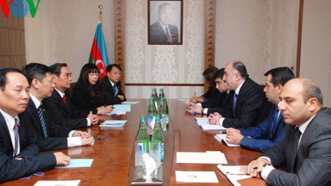 Politburo member Le Hong Anh meets overseas Vietnamese in Azerbaijan - ảnh 1