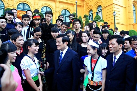 President Truong Tan Sang meets with outstanding ethnic minority students - ảnh 1