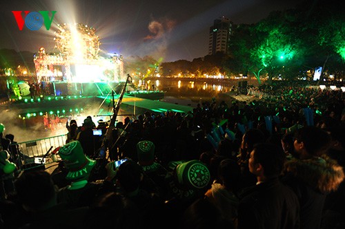 Fireworks kick off First Night in Vietnam - ảnh 10