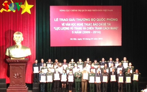 Journalistic, literary works on military forces and revolutionary wars honored  - ảnh 1