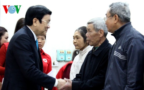 President Truong Tan Sang visits and presents gifts to local officials and people in Hung Yen  - ảnh 1