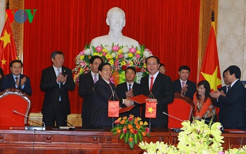 Vietnam, China sign security and national defense cooperative documents - ảnh 1