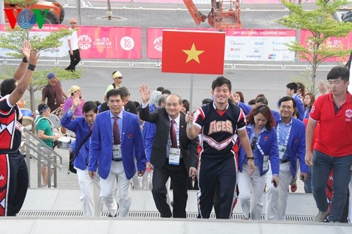 Flag-hoisting ceremony for the Vietnamese delegation attending Sea Games 28 - ảnh 1