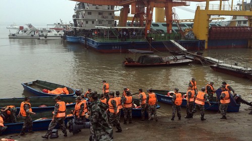 13 rescued from ship sank in China’s Yangtze river - ảnh 1