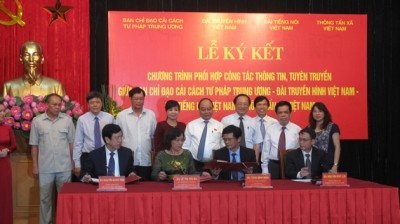 Central Steering Committee for Judicial Reform, press agencies sign coordination mechanism - ảnh 1