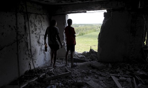 Ukraine’s army and separatists blame each other for shelling in Donetsk  - ảnh 1