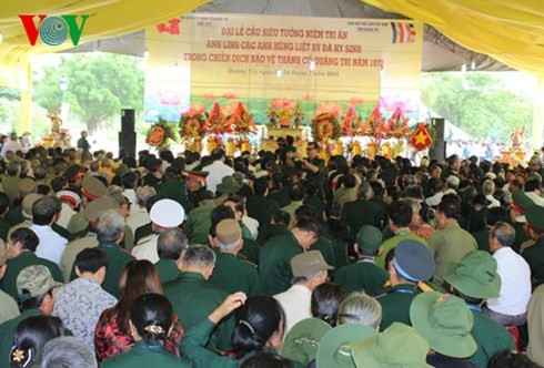 Paying tribute to war martyrs  - ảnh 1
