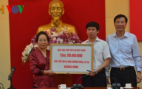 Vice President Nguyen Thi Doan visits and encourages flood victims in Quang Ninh - ảnh 1