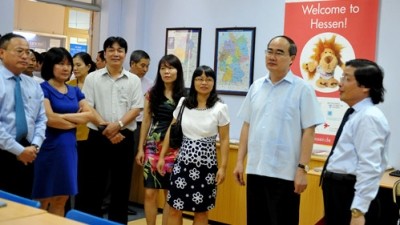 Vietnam Fatherland Front leader visits Hanoi University - ảnh 1