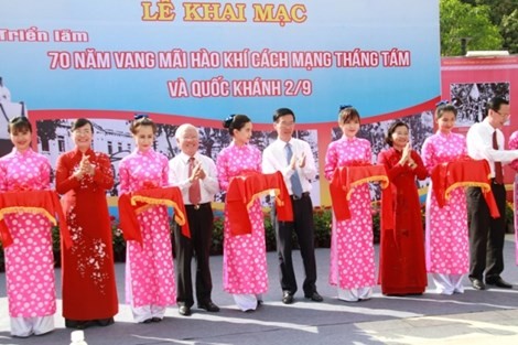HCM city’s exhibition marks 70th anniversary of August Revolution and National Day - ảnh 1