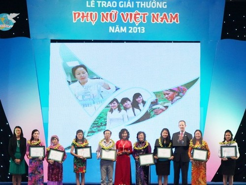 Vietnam Women Awards granted to individuals and organizations - ảnh 1
